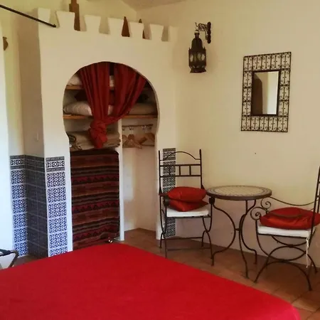 Holiday home Maison Charmante A Avec Jacuzzi Saint-Georges-de-Luzencon